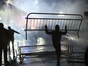Protest am Montagabend in Tirana. (Bild: Keystone/AP/VISAR KRYEZIU)
