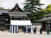 Mit einer seltenen Zeremonie haben am Montag Höflinge am japanischen Kaiserhof den Ort für den Anbau des neuen kaiserlichen Reises ermittelt. Dabei kommen aus Panzern gefährdeter Meeresschildkröten gefertigte Platten zum Einsatz. (Bild: KEYSTONE/AP Imperial Household Agency of Japan)