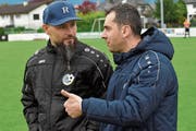 Ridvan Yazici (l.) und Co-Trainer Yücel Sali besprechen sich in der Pause auf dem Weg in die Kabine. «Wir verstehen uns blind», sagt Yazici über sein Verhältnis zum ehemaligen Mitspieler in Wolfurt. (Bild: ys)