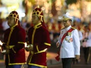 Thailands Premierminister Prayut Chan-o-cha (rechts im Bild) hat am Montag die Unterstützung von elf kleineren Parteien erhalten. Damit hat Prayut praktisch die Mehrheit zusammen, um sich für eine weitere Amtszeit zum Premier wählen zu lassen. (Bild: KEYSTONE/EPA/NARONG SANGNAK)