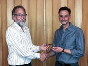 Symbolische Schlüsselübergabe: Thomas Kauth und sein Nachfolger Mathias Dietz. (Bild: PD)