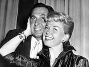 Die US-amerikanische Schauspielerin und Sängerin Doris Day ist am 13. Mai 2019 im Alter von 97 Jahren gestorben. Hier posiert sie 1955 in London mit ihrem Mann Martin Melcher. (Bild: Keystone/AP/BOB DEAR)
