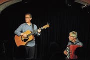 Eigentlich kein Unbekannter: Markus Schönholzer und Robi Rüdisühli im Assel-Keller. (Bild: Michael Hug)