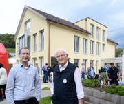 Eduard Moser, Betriebsleiter (links) und Vater Hans Moser, Gründer und Erbauer des Wohnheims Neufeld, zeigen vergangenen Samstag am Tag der offenen Tür den eindrücklichen Neubau (hinten). (Bilder: Hansruedi Rohrer)