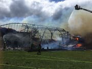 In Alterswil FR ist ein Bauernhaus durch einen Brand vollständig zerstört worden. (Bild: Kantonspolizei Freiburg)