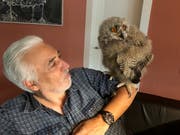 Peter Weigelt mit seinem jungen Uhu «Kira». (Bild: PD)