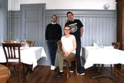 Die «Maihöfli»-Pächter Oscar de Matos (rechts) und Nadine Baumgartner mit Manuel Berger vom «Beau Séjour». (Bild: Walter Willimann, Luzern, 10. Mai 2019)