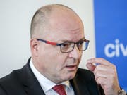 «Wir haben bislang keine Beweise für einen Wahlbetrug und Korruption im Abstimmungs- und Wahlbüro des Kantons gefunden», sagt der Genfer Staatsanwalt Olivier Jornot vor den Medien. (Bild: Keystone/SALVATORE DI NOLFI)