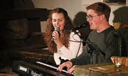 Im Torkel sangen Amber Sieber und Micha Zuber eigene Lieder und als Zugabe ein Duett. (Bild: Max Pflüger)