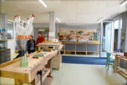 Blick in die Holzwerkstatt mit optimaler Infrastruktur im Erdgeschoss.