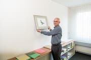 Rudolf Baumgartner räumt nach 40 Jahren sein Büro: Auch das Bild der Taube - Typ Berner Guugger - wird abgehängt. Bilder: Roger Grütter (Reiden, 6. Mai 2019)