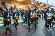 Die Rebells konnten bereits schon einmal jubeln: Der Zuger Mathias Beiersdörfer mit dem Pokal nach dem Cup-Final gegen den SHC Grenchen-Limpachtal. (Bild: Patrick Huerlimann, Zug, 27. April 2019)