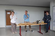 Petra Hotz von Pro Juventute Thurgau, Stadtrat Jonas Füllemann und Monika Wüger (Gemeindeverwaltung) erklären den diesjährigen Steckborner Ferienpass. (Bild: Judith Meyer)
