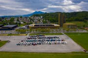Ordentlich aufgereiht: Die parkierten Reisecars bei der Messe Allmend. (Bild: Marco Vogel)