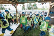Da gibt’s kein Halten mehr: Die Kinderbaustelle wird eröffnet. (Bild: PD)