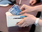 Wer bei der grössten Schweizer Bank Bargeld am Schalter bezieht, muss neuerdings mit Gebühren rechnen. (Bild: KEYSTONE/MARTIN RUETSCHI)