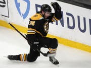 Jake DeBrusk von den Boston Bruins jubelt nach dem 2:0 in Spiel 2 gegen die Carolina Hurricanes (Bild: KEYSTONE/AP/CHARLES KRUPA)