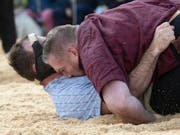 Christian Stucki kann vorderhand keinen Gegner ins Sägemehl betten (Bild: KEYSTONE/MARCEL BIERI)