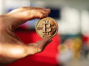 Neues Interesse von mittelfristig orientierten Investoren belebt den Kurs der Cyber-Währung. (Bild: KEYSTONE/CHRISTIAN BEUTLER)