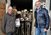 Sepp Joller (links) und Peter Steiner präsentieren das Buch nicht nur Kühen. (Bild: Romano Cuonz, Stans, 4. Mai 2019)
