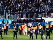 Chaotische Szenen am Sonntagabend in der Luzerner Swissporarena. (Bild: KEYSTONE/STR)