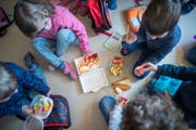 Kindergärtler in der Pause. Immer mit dabei: die Kindergartenlehrperson. (Bild: Benjamin Manser, 3. März 2016)