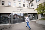 Eine Schülerin betritt den Haupteingang von Internat und Gymnasium in Appenzell.