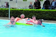 Im kühlen Nass (v. l.): Daniel Frunz, Walter Zünd, Karin Steingruber und Hanspeter Züst. (Bild: Iris Oberle)