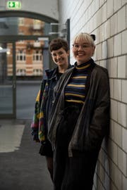 Lena Eberhard (rechts) und Corinne Bischof unterstützen den Verein Viva con Agua. (Bild: Adriana Ortiz Cortado)