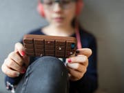 Wie sollen Kinder und Jugendliche mit dem schier unendlichen Angebot der digitalen Medien umgehen? Das Sorgentelefon 143 hilft künftig ratlosen Eltern. (Bild: KEYSTONE/GAETAN BALLY)