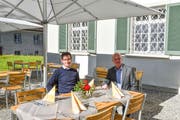 Lukas Höhn, Leiter des Seminarhotels, und Klosterdirektor Werner Ibig im neu eingerichteten Gartenrestaurant. (Bilder: Roman Scherrer)