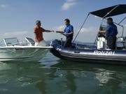 Das Polizeiboot «Lore», als es noch unbeschädigt im Einsatz war. (Bild: pd/Zuger Polizei)