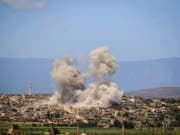 Ein Bild der oppositionellen Weisshelme zeigt die Stadt al-Habeet während eines russischen Luftangriffs. (Bild: KEYSTONE/AP Syrian Civil Defense White Helmets)