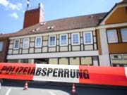 Das Haus eines der Opfer von Passau in Wittingen ist durch ein Absperrband gesichert. Dort wurden zwei weitere Leichen gefunden. (Bild: Keystone/DPA/CHRISTOPHE GATEAU)