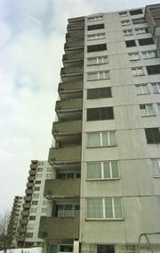 Die klassischen «Wohnsilos» an der Moosstrasse in Bruggen. (Bild: Ralph Ribi - 22. Dezember 1998)