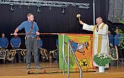 Pfarrer Josef Manser tauft und segnet die Fahne der Landjugend Alttoggenburg, die ihm der Fähnrich reicht. (Bild: Bilder: Peter Jenni)
