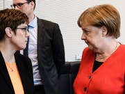 Die Grosse Koalition in Deutschland hat am Dienstagabend unter der Führung der deutschen Kanzlerin Angela Merkel (rechts) ihren Streit um bessere Arbeitsbedingungen in der Paketbranche sowie um Bürokratieabbau beigelegt. (Bild: KEYSTONE/EPA/CLEMENS BILAN)