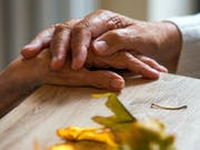 Zwei Bewohnerinnen in einer Wohngemeinschaft für Demenzkranke halten sich die Hände - die Zahl der Demenzkranken werde voraussichtlich von derzeit knapp 50 Millionen bis zum Jahr 2050 auf 152 Millionen wachsen, sagt die WHO. (Bild: Keystone/DPA-Zentralbild/Z1003/_JENS BÜTTNER)