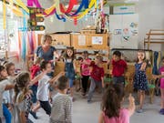 Im Kanton St. Gallen müssen Kindergarten-Lehrpersonen unbezahlte Pausenaufsicht leisten. Dies sei diskriminierend, hat die Verwaltungsrekurskommission (VRK) entschieden und eine Klage des kantonalen Lehrerinnen- und Lehrerverbands gutgeheissen (Archivbild). (Bild: KEYSTONE/CHRISTIAN BEUTLER)
