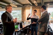 HSG-Student und Skispringer Simon Ammann im Gespräch mit dem Nesslauer Gemeindepräsidenten Kilian Looser (links) und dem St.Galler Bauchef Marc Mächler (rechts) (Bild: Adriana Ortiz Cardozo).