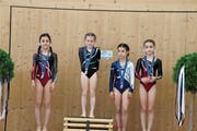 Die K1-Turnerinnen reservierten gleich das ganze Podest für sich (v. l.) Silber: Geraldine Eppler, Staad, Gold: Elina Baumgartner, Kriessern, Bronze: Nuala Hohl, Widnau; Adriana Pilovic, Staad. (Bild: pd)