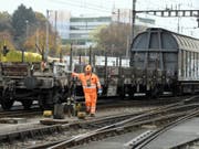 Zum Zusammenstellen von Güterzügen braucht es künftig dank automatischen Kupplungen und anderen Systemen immer weniger Rangierarbeiter. (Bild: Keystone/WALTER BIERI)