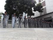 Polizisten blockieren am Dienstag in Caracas den Zugang zum Parlament. (Bild: KEYSTONE/EPA EFE/RAUL MARTINEZ)