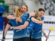 Alina Pätz, Melanie Barbezat, Silvana Tirinzoni, Esther Neuenschwander (von links): In der abgelaufenen Saison konnten die Schweizerinnen oft jubeln - wie hier nach dem World-Tour-Turniersieg in Saskatoon (Bild: KEYSTONE/AP The Canadian Press/MATT SMTIH)