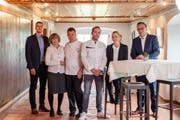 Von links: André Deplazes, Leiter Amt für Hochbau, Cornelia Gisler, René Gisler, Benjamin Günzler, Vanessa Baumann und Baudirektor Roger Nager. (Bild: PD)