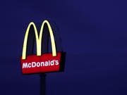 Die Fastfood-Kette McDonald's wird in Österreich zum Ersthelfer für in Not geratene US-Bürger. (Bild: Keystone/AP/MATTHIAS SCHRADER)