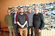 Fünf Fotografen präsentieren im Kulturraum Kägiswil ihre fotografische Sichtweise (von links): Toni Durrer, Armin Wey, Samuel Büttler und Kurt Imfeld sowie Hermann Bürgi. (Bild: Romano Cuonz (Kägiswil, 11. Mai 2019))