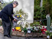 Uno-Generalsekretär legt bei der Al Noor-Moschee in Christchurch Blumen nieder. (Bild: KEYSTONE/AP POOL/STACY SQUIRES)