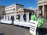 Greenpeace-Aktivisten demonstrierten mit Eisblöcken vor dem Brandenburger Tor gegen Untätigkeit beim Klimaschutz. (Bild: Keystone/DPA/BERND VON JUTRCZENKA)