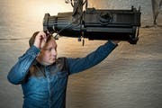 Carl Ehrhardt muss ab und an Scheinwerfer auch von Hand einrichten und bei älteren Modellen farbige Filter vor die Lampe setzten.
